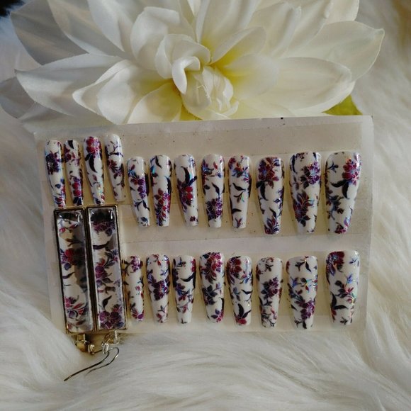 Beautiful White Floral Press On Nails with Matching Earrings Unique 20 set - Picture 1 of 6